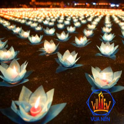 Thắp đèn nến trong lễ hội Hoa đăng